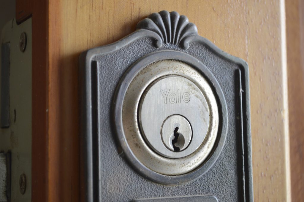 Deadlatch keyhole in door